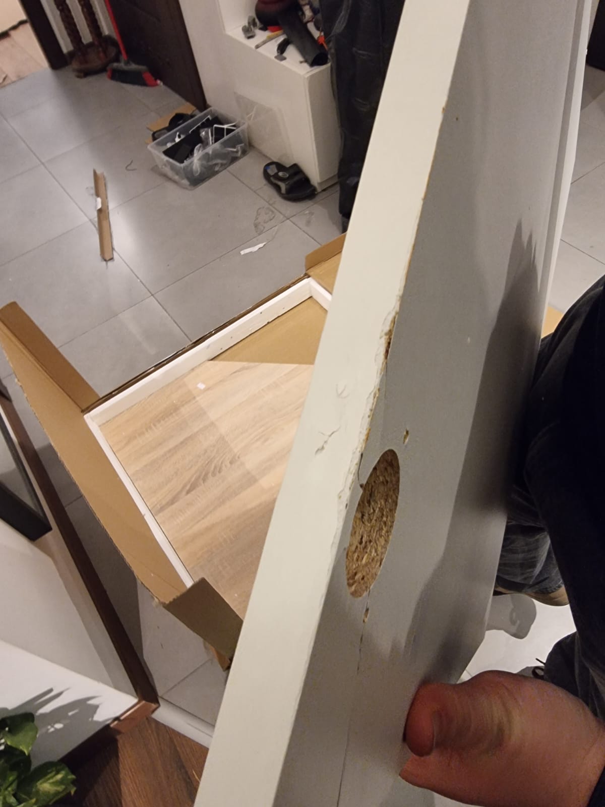 Ciężko uszkodzony bok szafki