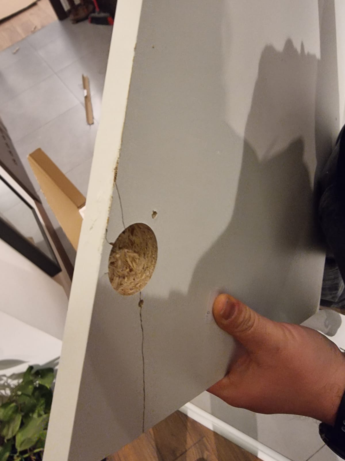 Pęknięcie wokół otworu na zawias