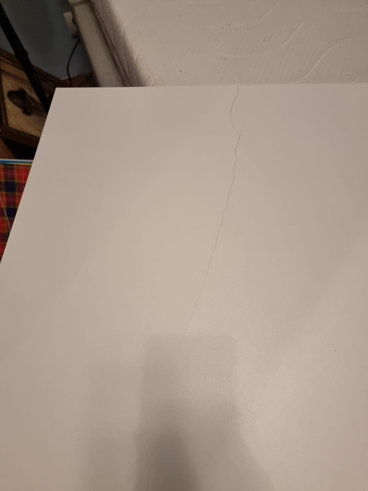 Pęknięcie na dużych drzwiach szafy