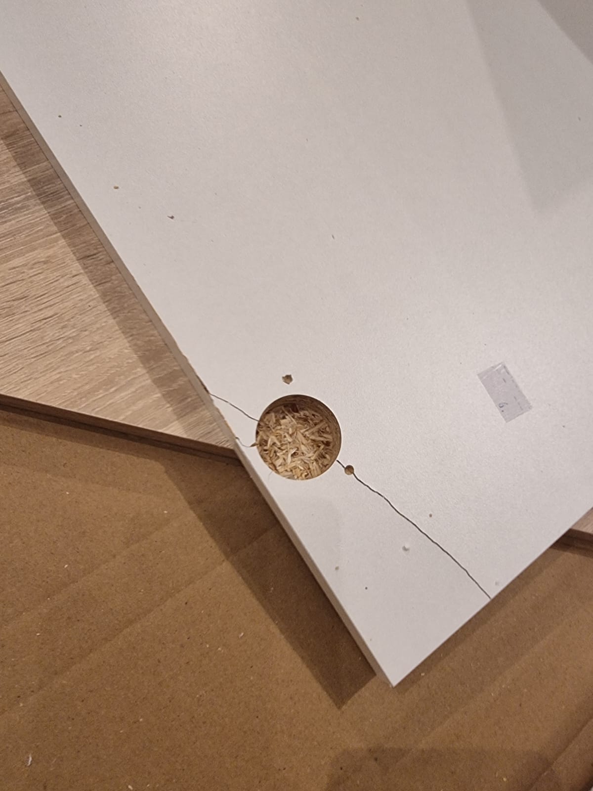 Uszkodzone drzwi z pękniętą płytą