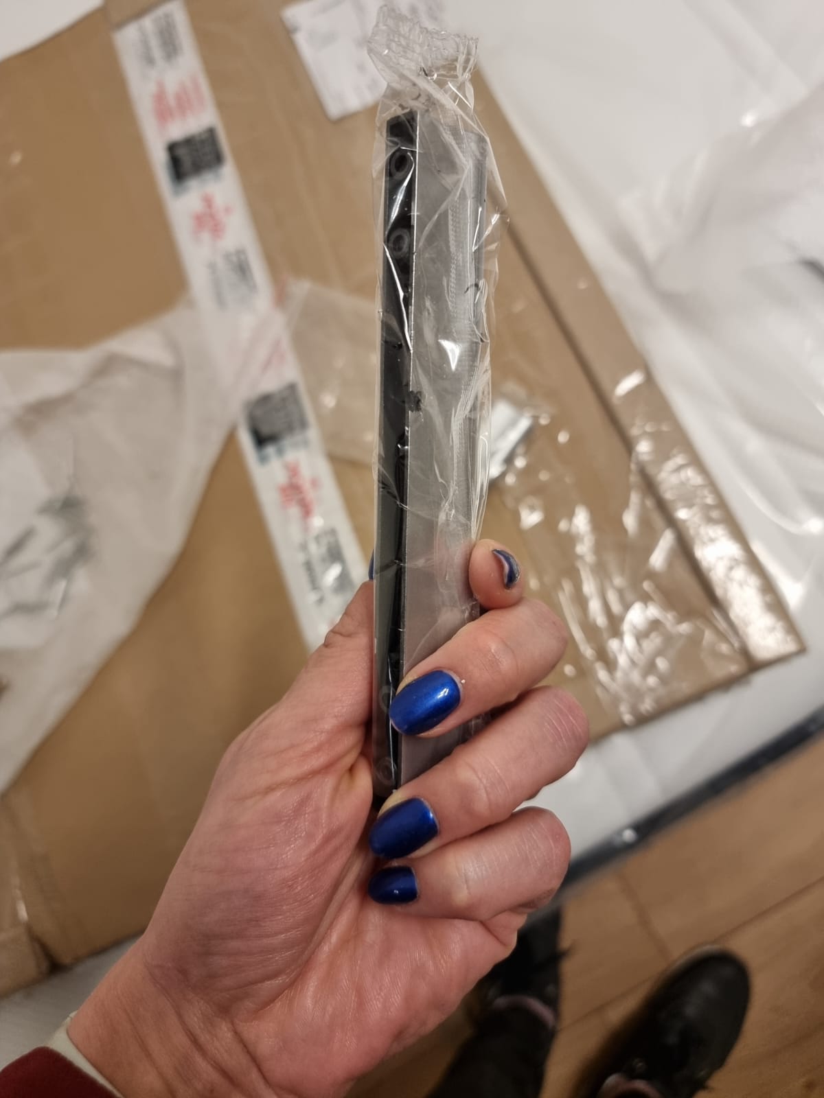 Uszkodzony  uchwyt meblowy